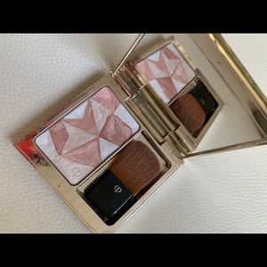 cle de peau Luminizing Face Enhancer #14